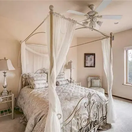 Dorthia Garden Retreat & Views Five-bedroom *