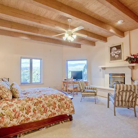 Сasa de vacaciones Dorthia Garden Retreat & Views Five-bedroom