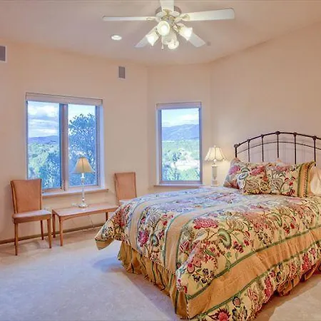 Dorthia Garden Retreat & Views Five-bedroom Santa Fe