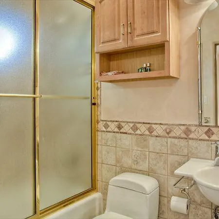 Сasa de vacaciones Dorthia Garden Retreat & Views Five-bedroom *