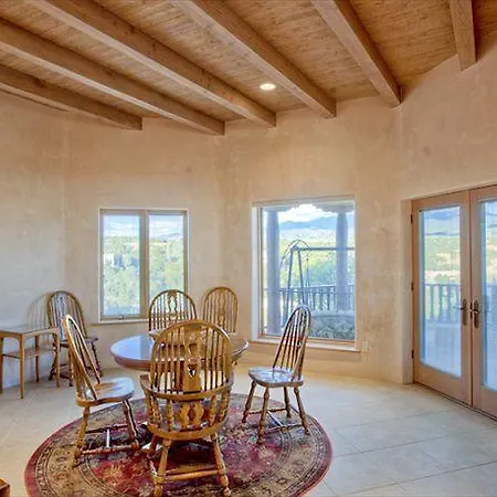 Dorthia Garden Retreat & Views Five-Bedroom Holiday Home *