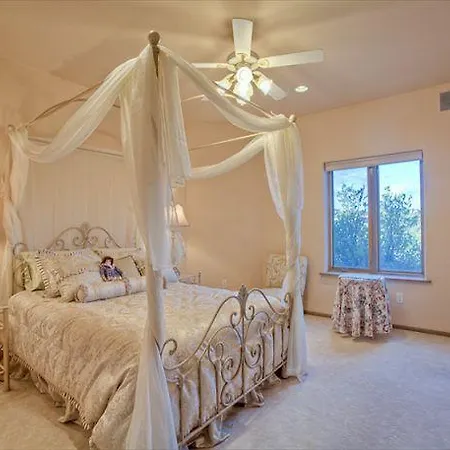 Dorthia Garden Retreat & Views Five-Bedroom Holiday Home * Santa Fe