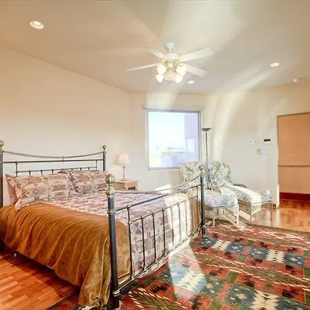 Dorthia Garden Retreat & Views Five-Bedroom Holiday Home Holiday home