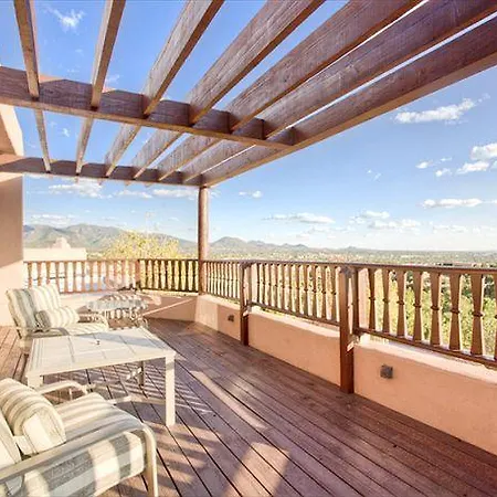 Dorthia Garden Retreat & Views Five-Bedroom Holiday Home Holiday home Santa Fe