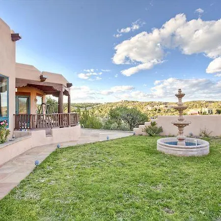 Dorthia Garden Retreat & Views Five-Bedroom Holiday Home *